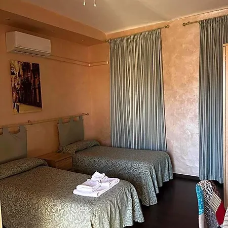 Vecchio Pavone Hotel 2*